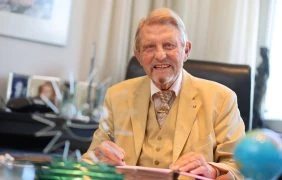 Foto von Paul Gauselmann an einem Schreibtisch