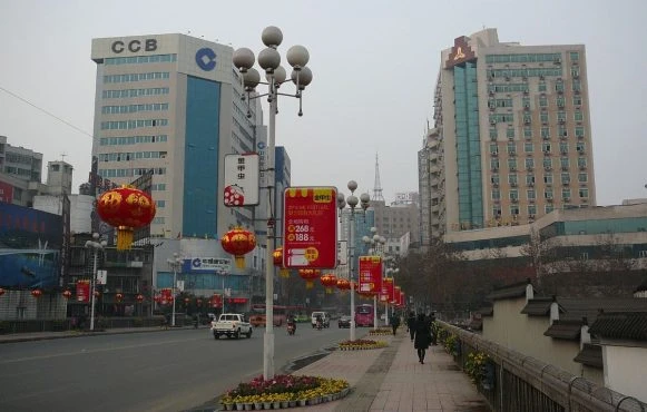 Foto einer Straße in der chinesischen Stadt Luzhou