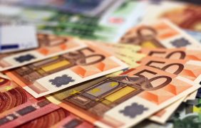 50-Euro-Geldscheine liegen auf einem Tisch