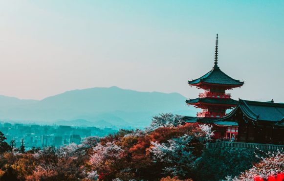 Tempel und Bäume in Japan.