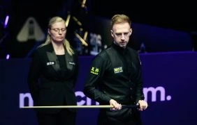Aufnahme von Judd Trump im Viertelfinale der Saudi Arabia Snooker Masters gegen Neil Robertson.