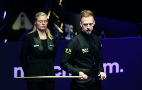 Aufnahme von Judd Trump im Viertelfinale der Saudi Arabia Snooker Masters gegen Neil Robertson.