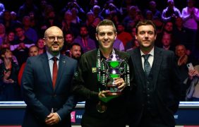 Aufnahme von Mark Selby mit der Trophäe der Unibet British Open.