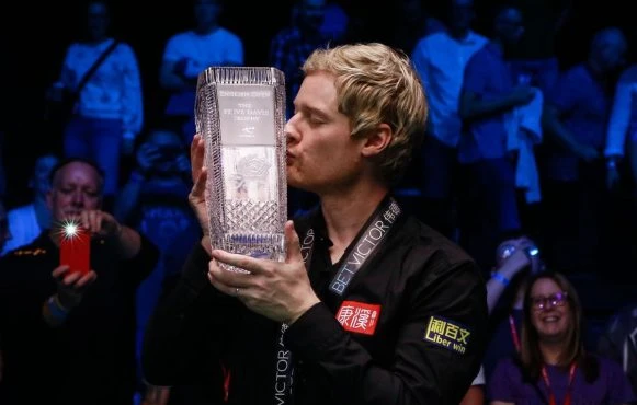 Aufnahme von Neil Robertson nach dem Gewinn der BetVictor English Open.