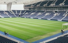 Foto eines Fußballstadions von innen.