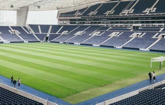 Foto eines Fußballstadions von innen.