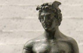 Foto einer Skulptur des römischen Gottes Merkur