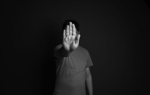 Aufnahme eines Mannes, der seine Handfläche ausstreckt.