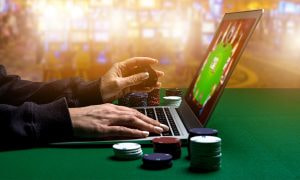 Live vs. Online Poker: Die wichtigsten Unterschiede und worauf es ankommt