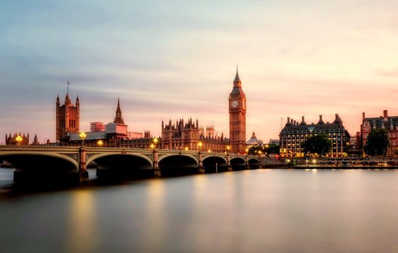 Blick über die Themse auf den Big Ben.