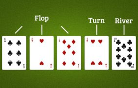 Ein Pokertisch, auf dem die Positionen des Big Blinds und des Small Blinds zu sehen sind.