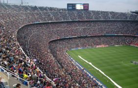 Aufnahme eines vollen Fußballstadions.