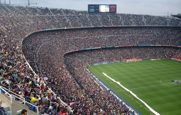 Aufnahme eines vollen Fußballstadions.