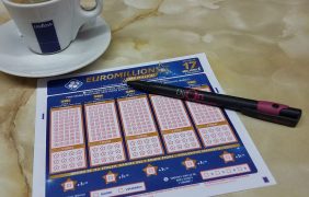 Aufnahme eines Spielscheins der Lotterie EuroMillions.