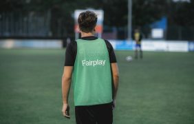 Ein Spieler mit Fairplay-Schriftzug auf dem Trainingsleibchen