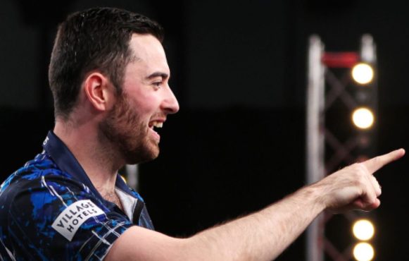 Aufnahme von Luke Humphries bei den Players Championship Finals 2023.