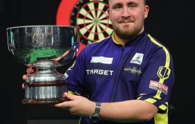 Aufnahme von Luke Littler nach dem Gewinn des Grand Slam of Darts.