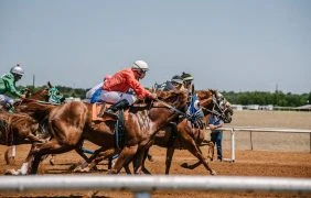 Pferderennen auf Pferderennstrecke.