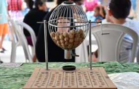 Bingobälle in einer Drehvorrichtung.