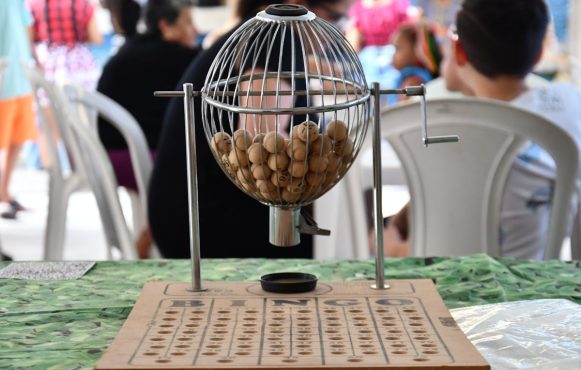 Bingobälle in einer Drehvorrichtung.