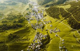 Dorf in einem Tal in Liechtenstein.