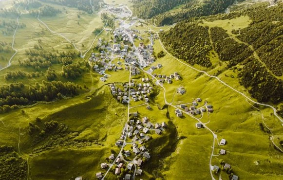 Dorf in einem Tal in Liechtenstein.