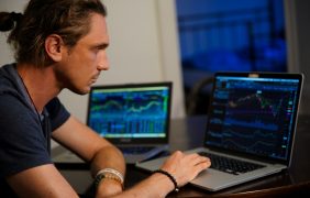 Ein junger Mann beschäftigt sich mit Trading