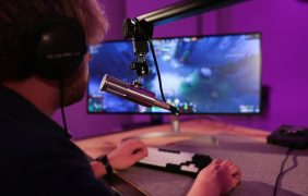 Streamer spielt ein Videospiel