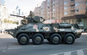 Gepanzertes Fahrzeug auf ukrainischer Straße.