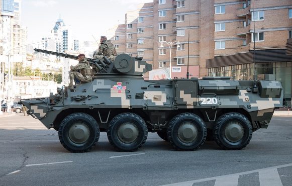 Gepanzertes Fahrzeug auf ukrainischer Straße.