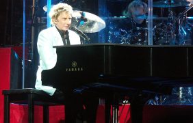 Barry Manilow am Piano.