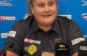 Aufnahme von Beau Greaves bei einem Interview.