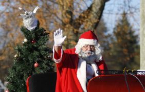 Aufnahme eines Weihnachtsmanns in einem Schlitten.