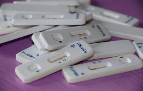 Mehrere Corona-Tests auf einem Haufen