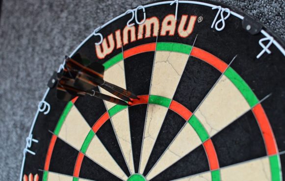Aufnahme einer Dartscheibe mit drei Pfeilen.