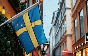 Flagge von Schweden an einem Gebäude