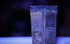 Aufnahme der Trophäe der Scottish Open.