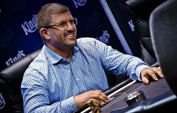 Leon Tsoukernik am Pokertisch.