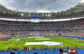 Ein Fußballstadion mit Fans