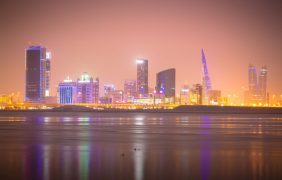 Aufnahme von Bahrain bei Nacht.