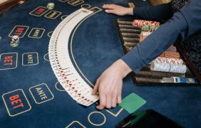Eine Dealerin gibt Karten beim Blackjack aus