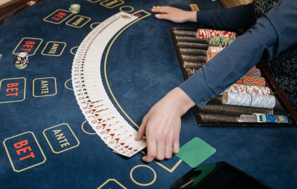 Eine Dealerin gibt Karten beim Blackjack aus