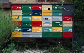 Mehrere bunte Briefkästen