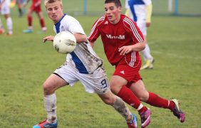 Zwei Amateur-Fußballer im Zweikampf