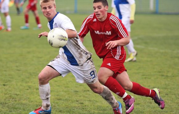 Zwei Amateur-Fußballer im Zweikampf