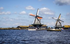 Typische Windmühlen in den Niederlanden.