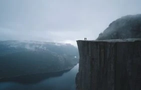 Felsklippe über einem Fjord in Norwegen.
