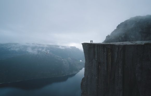 Felsklippe über einem Fjord in Norwegen.