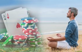 Meditierender Mann und Spielkarten sowie Pokerchips.