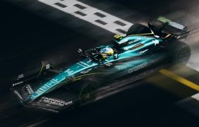 Ein F1-Auto überquert die Ziellinie